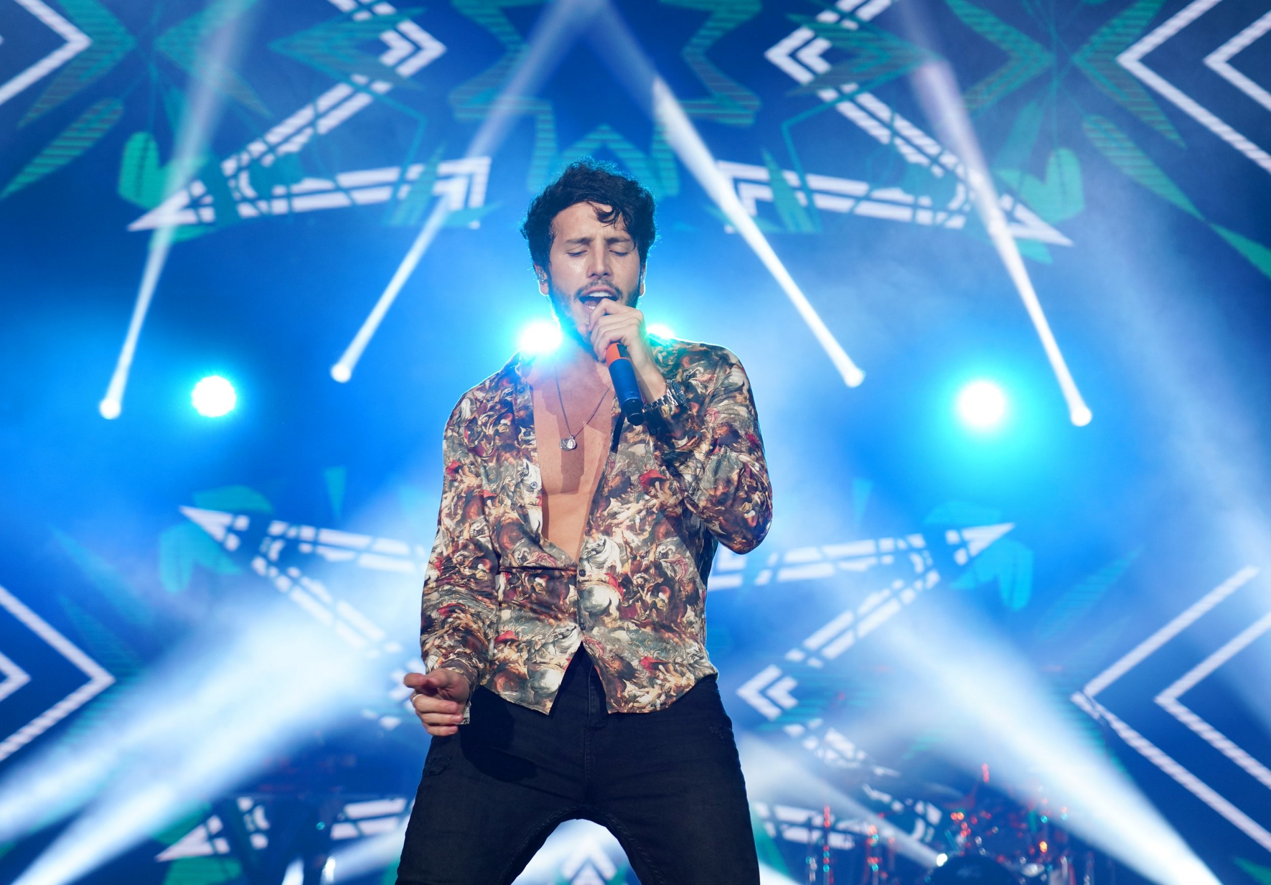 Sebastian Yatra, Colombian singer, Introduction, Rising star, 2500x1750 HD Desktop