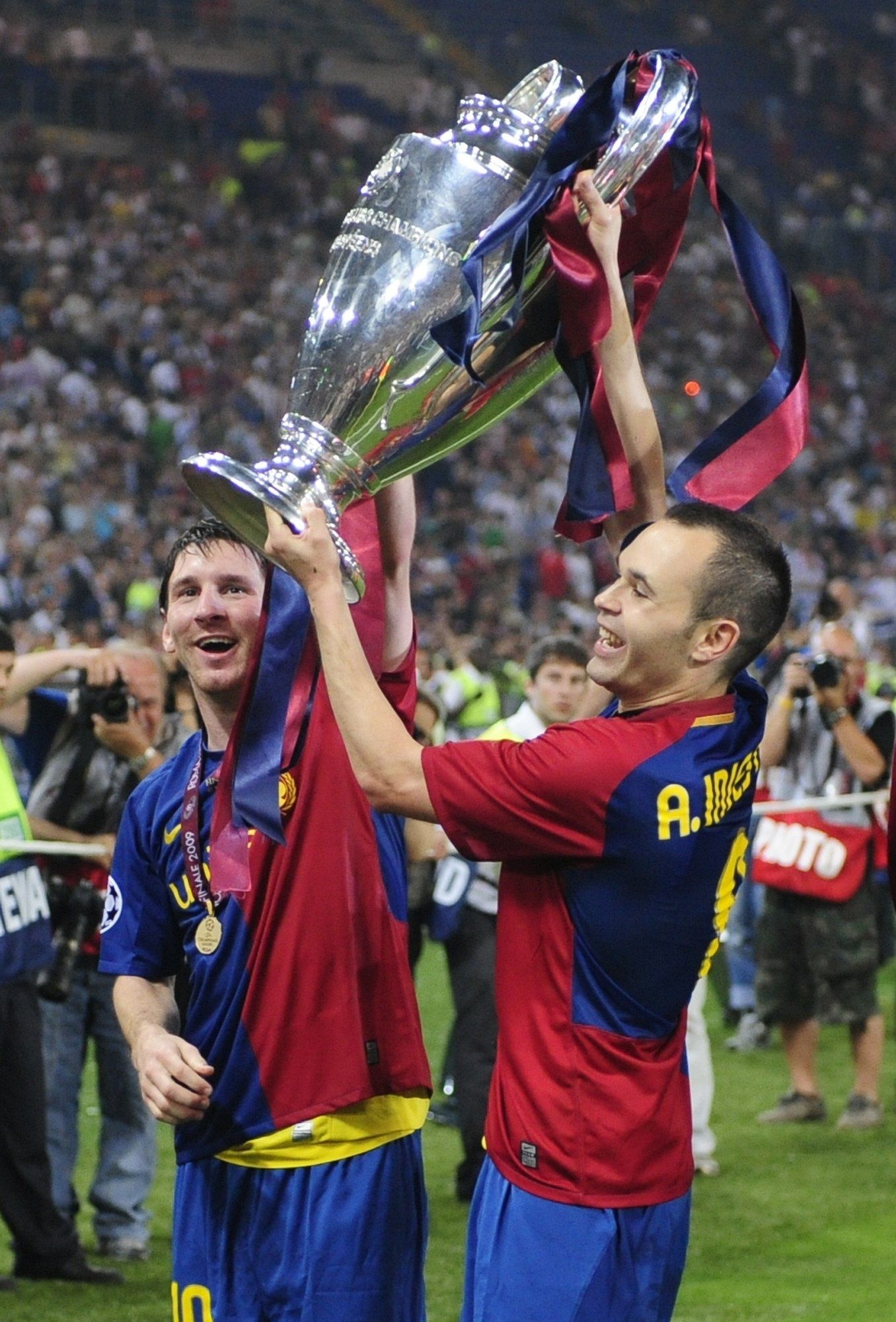 UEFA Champions League, Iniesta Wallpaper, 1360x2000 HD Phone