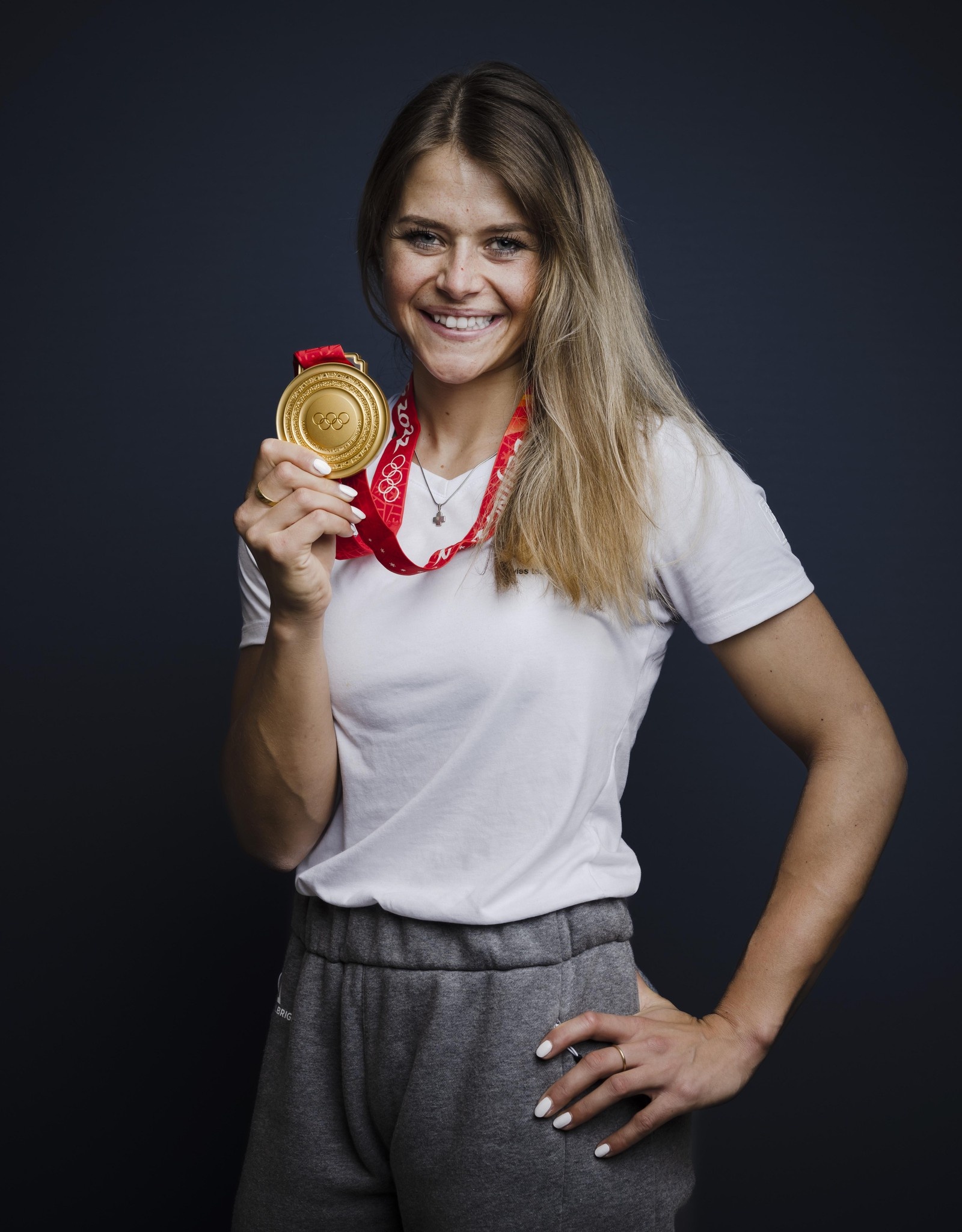 Corinne Suter, Olympiagold laut herausschreien, 1600x2050 HD Phone