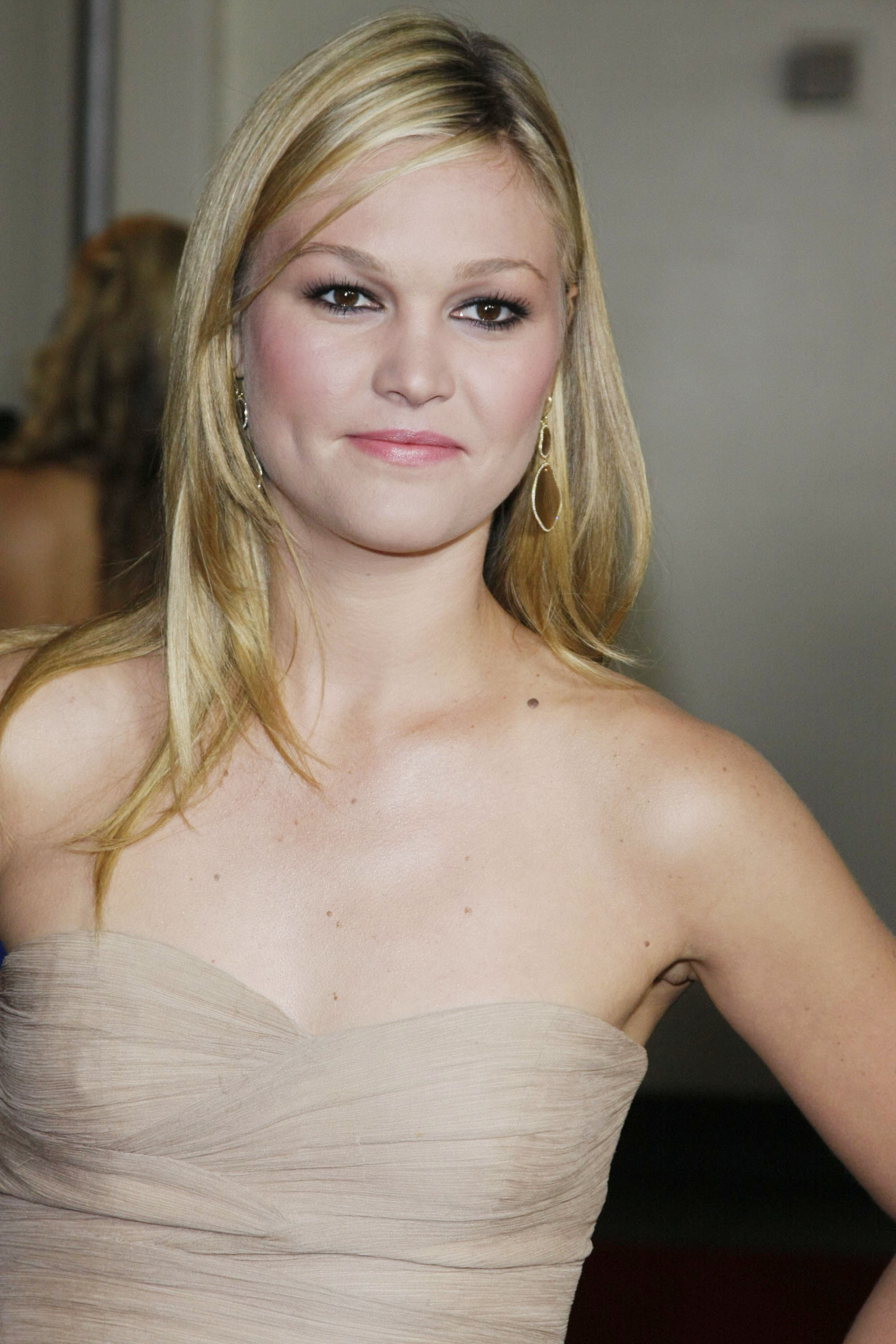 Julia Stiles, Who2, 2000x3000 HD Phone