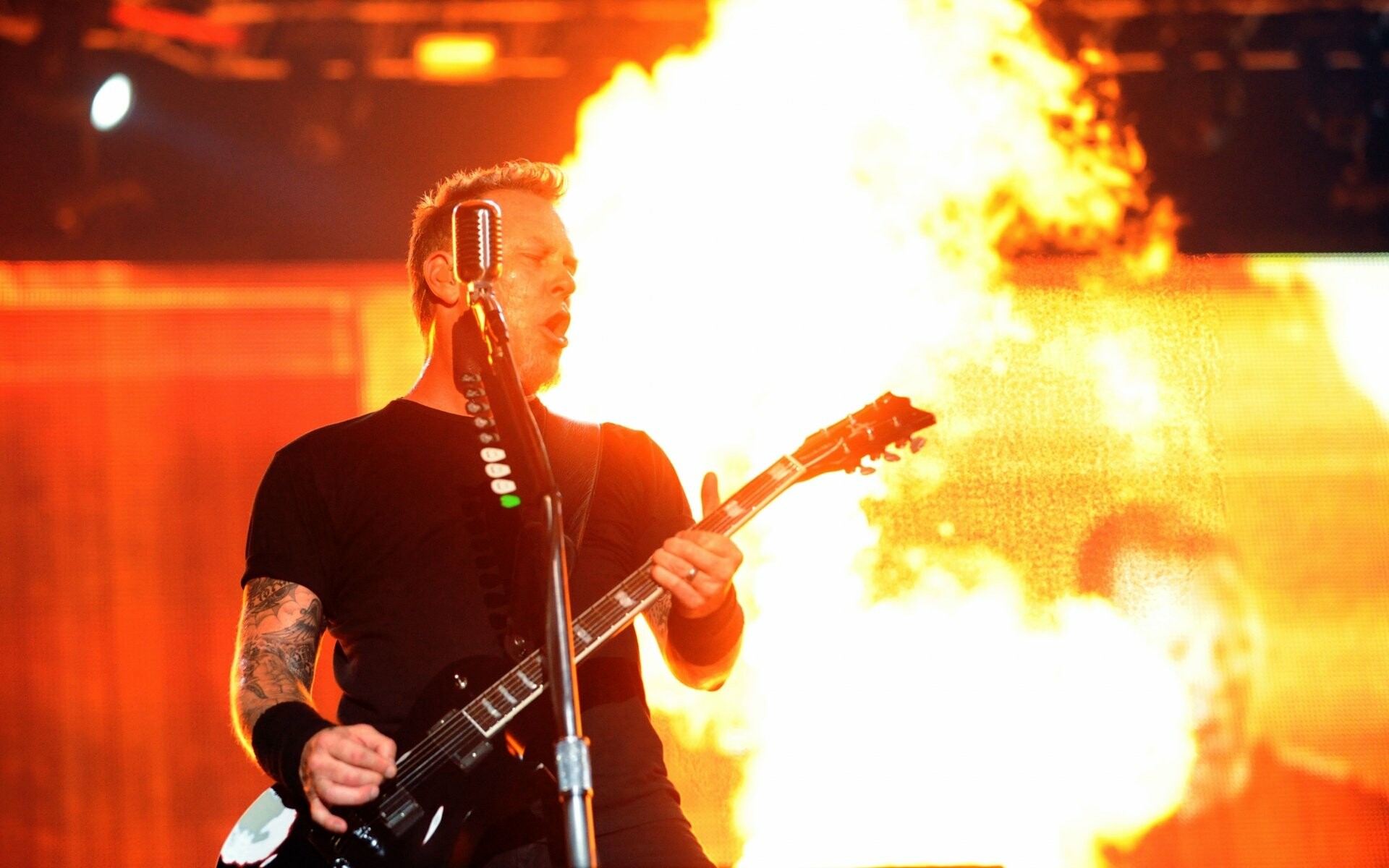 Metallica, Intense stage shows, Mesmerizing visuals, Metal fans, 1920x1200 HD Desktop