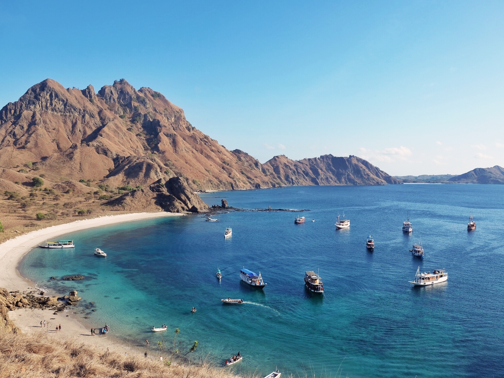 Komodo Island, Meeting dragons, Little worlds, 2050x1540 HD Desktop