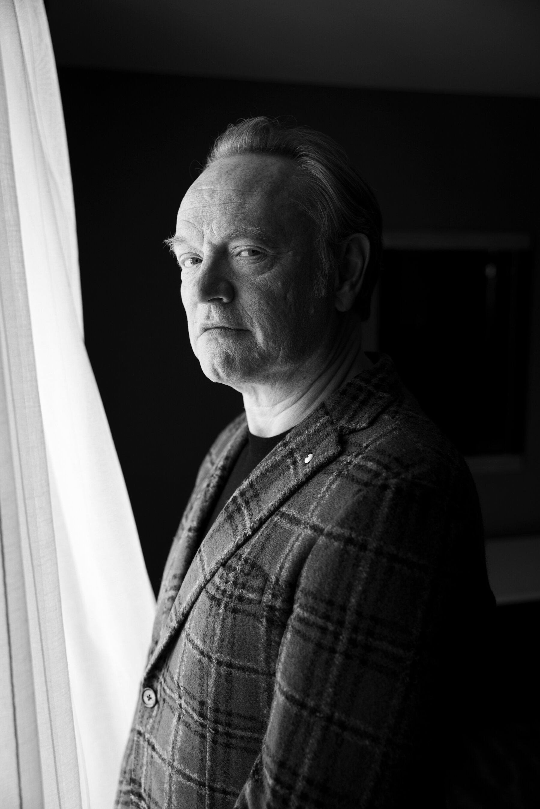 Jared Harris, Fathers son, New York Times, 1800x2700 HD Phone