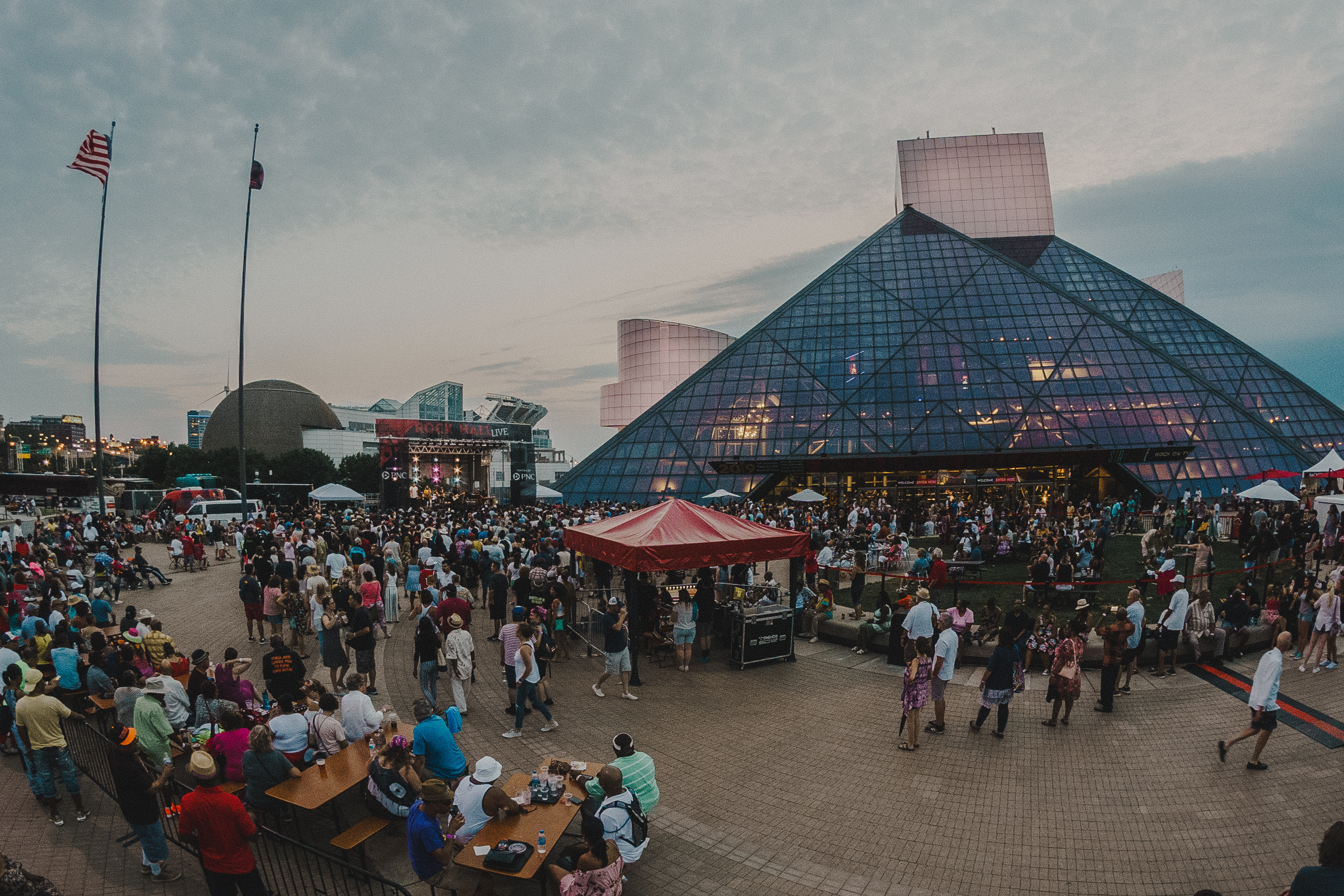 Rock and Roll Hall of Fame, 25 years at the museum, Rock and Roll history, 2950x1970 HD Desktop