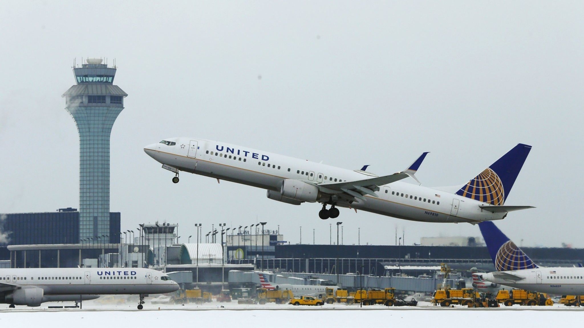 Chicago O'Hare International Airport, United Airlines Wallpaper, 2050x1160 HD Desktop